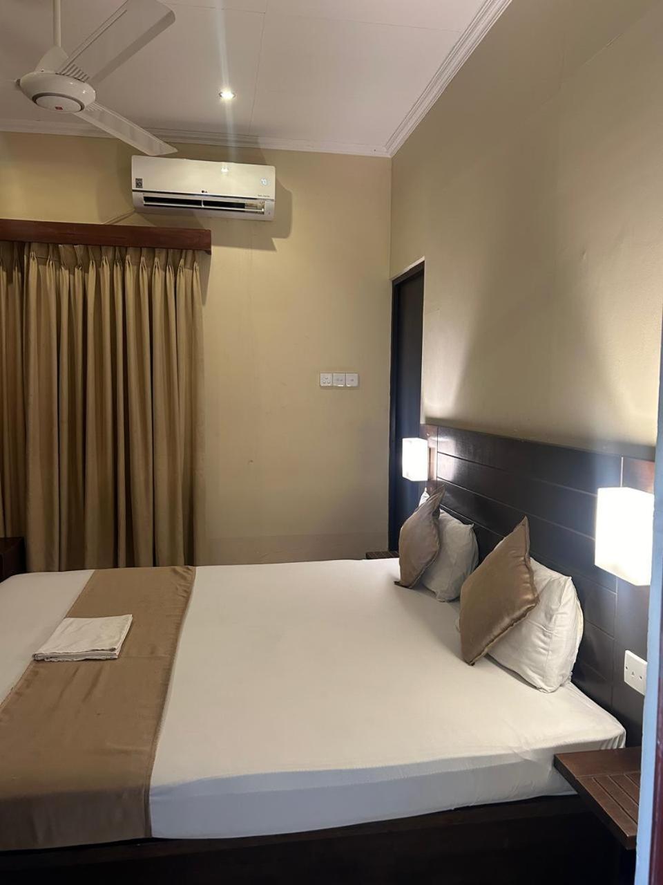Mercuryfm 101 Yarl Mercury Inn - Jaffna Exteriör bild