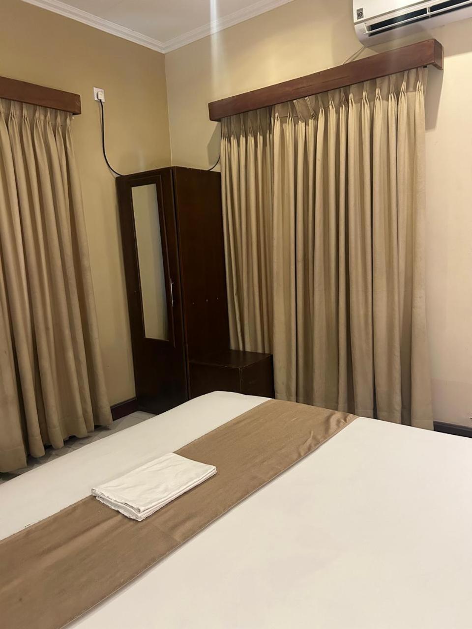 Mercuryfm 101 Yarl Mercury Inn - Jaffna Exteriör bild