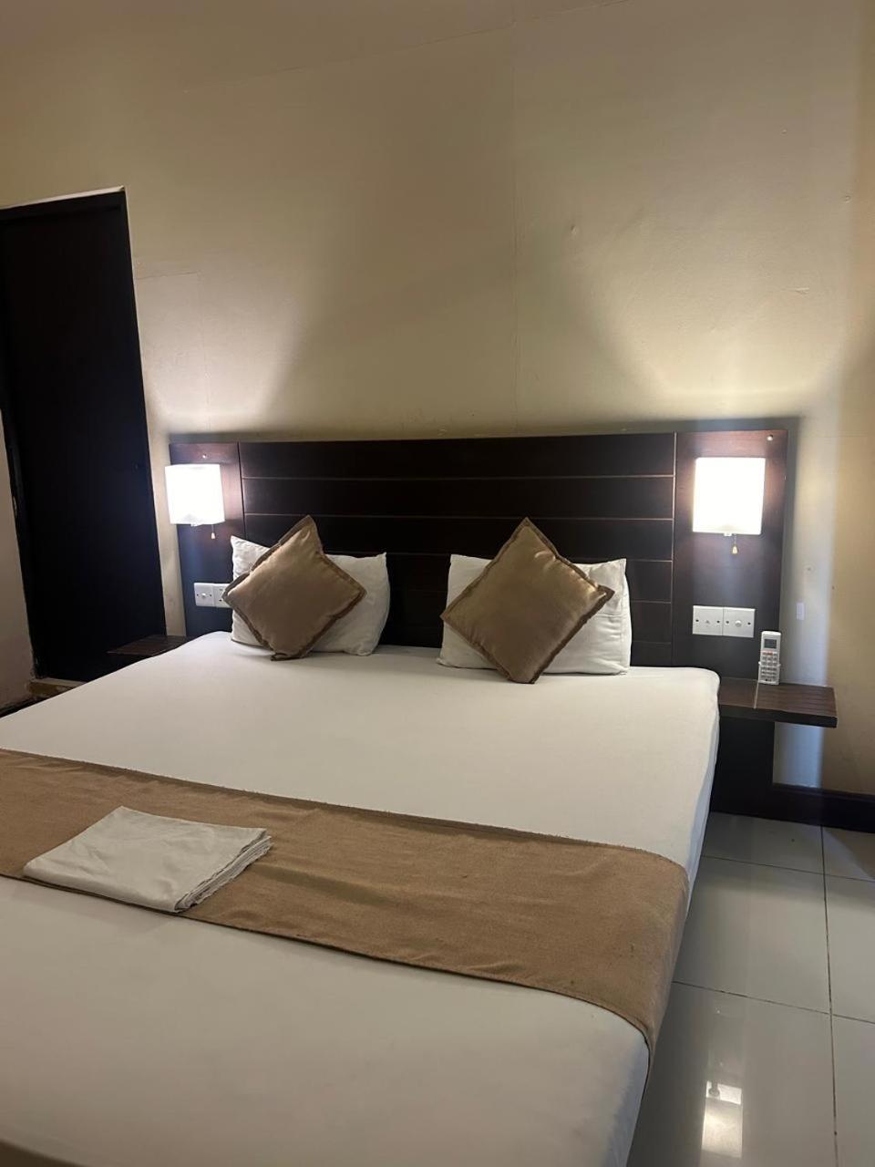 Mercuryfm 101 Yarl Mercury Inn - Jaffna Exteriör bild